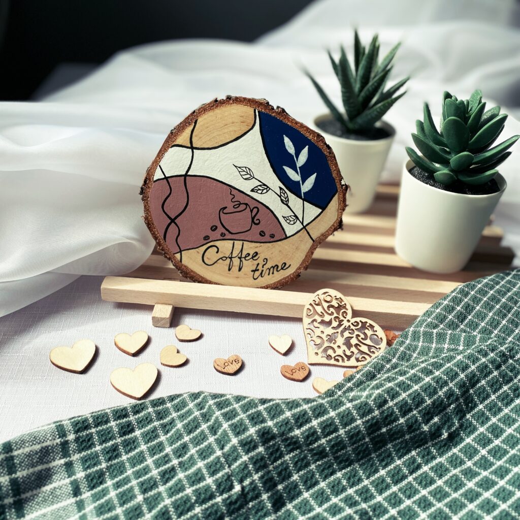 Drewniana podkładka pod kubek, na stół z korą COFFEE Time - ręcznie malowana dostępna w sklepie Biały Kruk