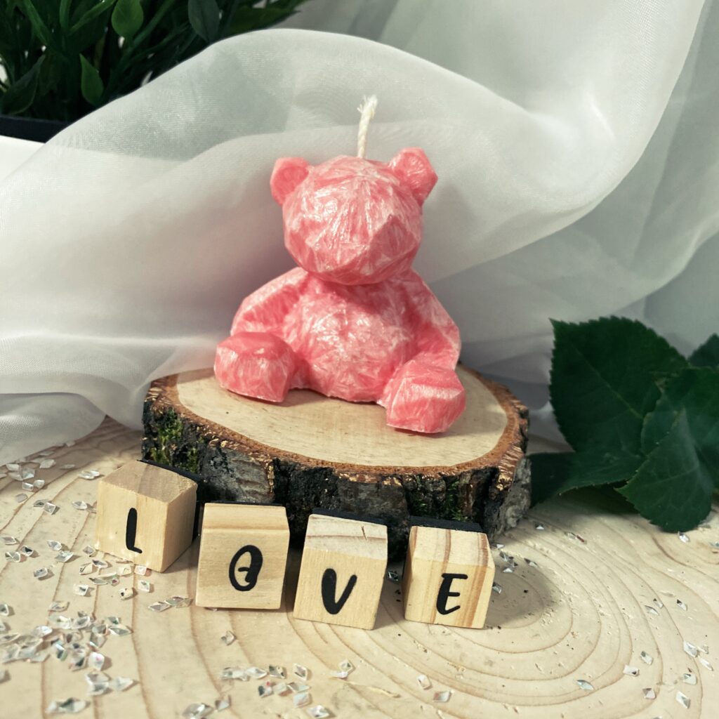 Wolnostojąca Świeca dekoracyjna MIŚ o zapachu ciasteczkowym - ręcznie robiona w sklepie Biały Kruk