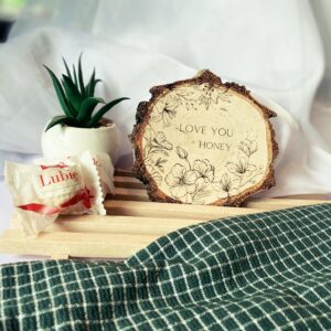 Naturalna drewniana podkładka na stół lub pod kubek z korą Love You - ręcznie wykonana i malowana, dostępna w sklepie Biały Kruk