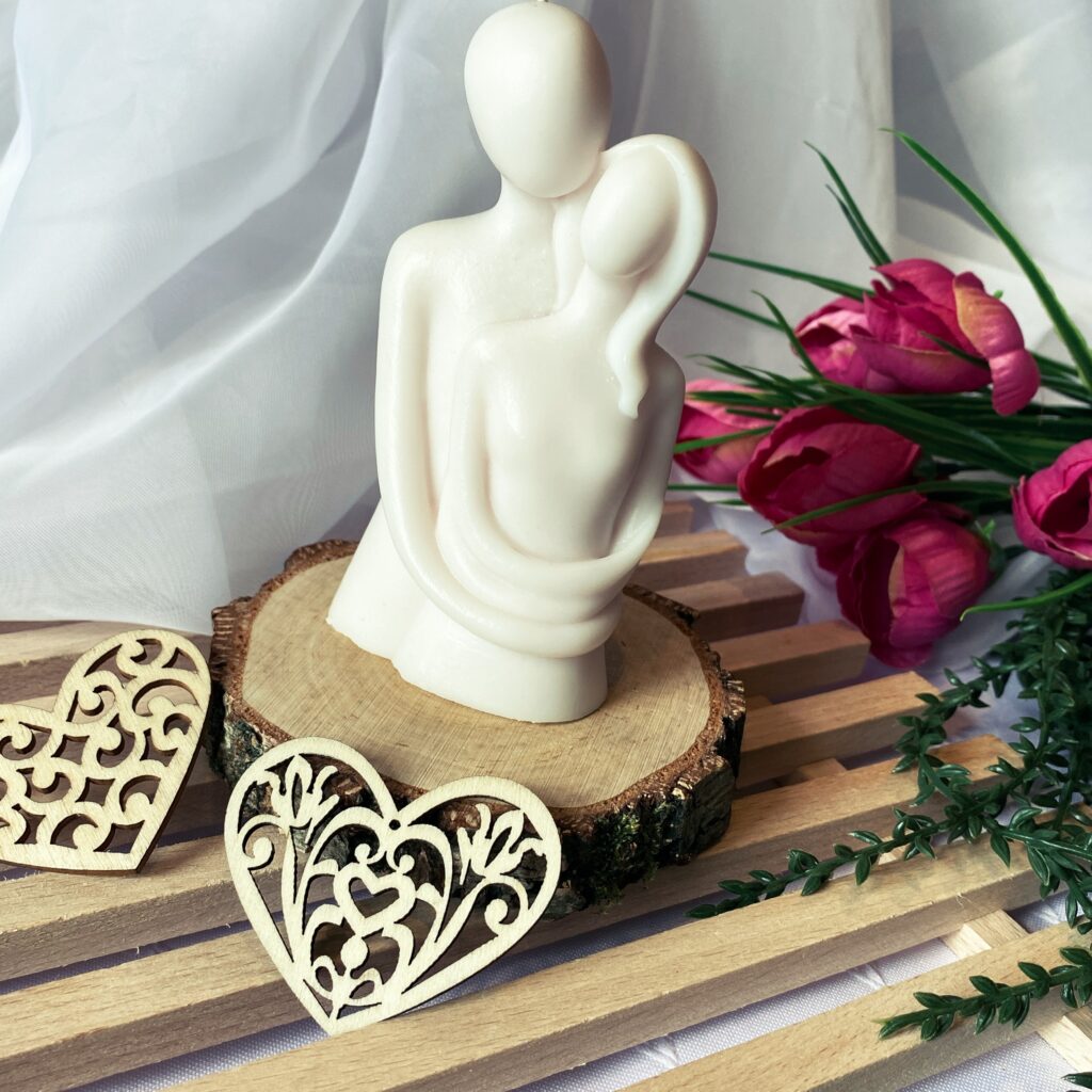 Naturalna wolnostojąca świeca dekoracyjna LOVE - ręcznie wykonana dostępna w sklepie Biały Kruk