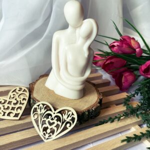 Naturalna wolnostojąca świeca dekoracyjna LOVE - ręcznie wykonana dostępna w sklepie Biały Kruk