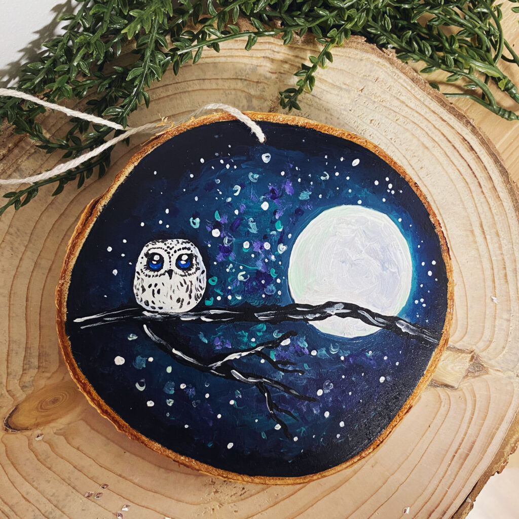 Całkowicie naturalna drewniana zawieszka Księżycowa Sowa. Ręcznie malowana, dostępna w sklepie Biały Kruk