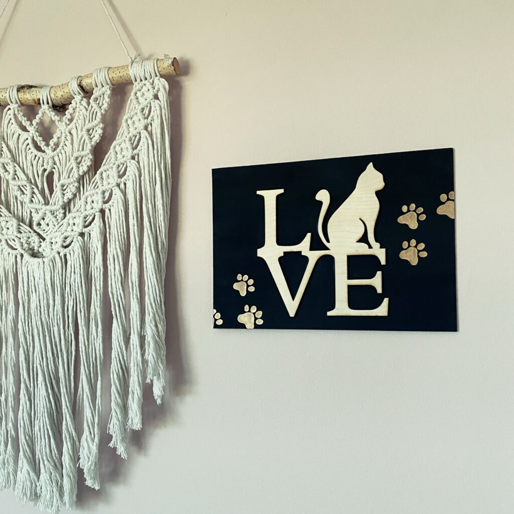 Drewniana tabliczka dekoracyjna Love Cat - wystrój wnętrza - ręcznie robiona dostępna w sklepie Biały Kruk