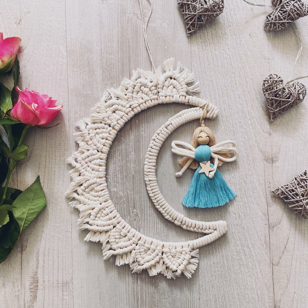 Ręcznie robiona Makrama Księżyc z Aniołem - idealny pomysł na prezent dla dziecka i nie tylko - łapacz snów - Dostępny w sklepie Biały Kruk