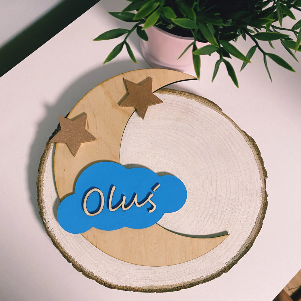 Naturalny drewniany księżyc z imieniem - ręcznie robiony produkt w sklepie Biały Kruk - idealny prezent na Chrzest, prezent na baby shower lub na urodziny. Świetny pomysł na prezent dla dziecka