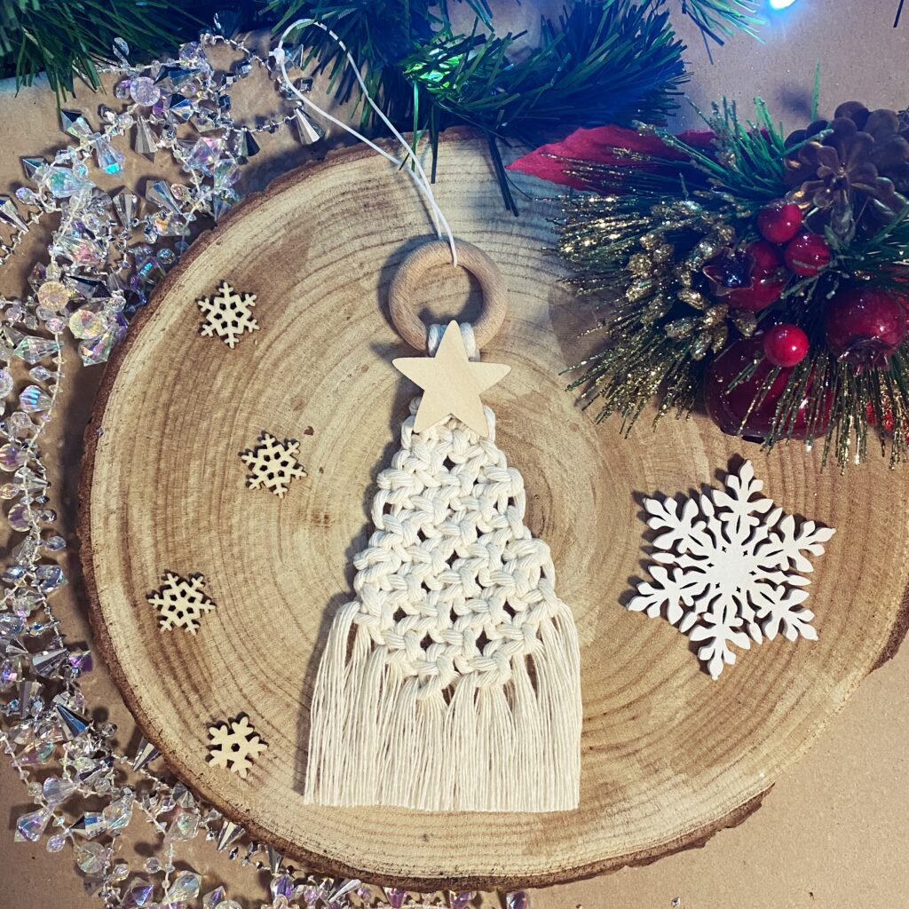 Mała Choineczka Makrama - Ręcznie wykonana z naturalnego sznurka bawełnianego - Naturalne Bożonarodzeniowe ozdoby w sklepie rękodzielniczym Biały Kruk