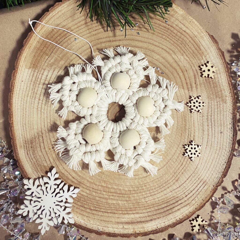 Ręcznie pleciona Makrama Gwiazdka z koralami - Naturalne i ekologiczne ozdoby Bożonarodzeniowe dostępne w sklepie Rękodzielniczym Biały Kruk