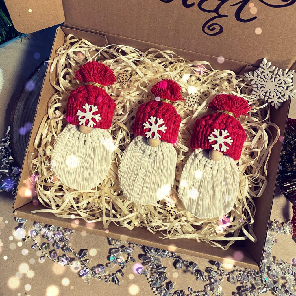 Makrama Zestaw Zawieszek Świątecznych Mikołaje - ręcznie robione, naturalne ozdoby Bożonarodzeniowe dostępne w sklepie rękodzielniczym Biały Kruk