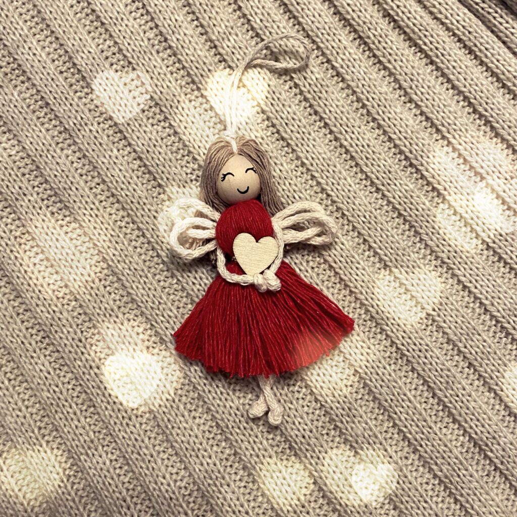 Ręcznie pleciona Makrama Aniołek Miłości Walentynki - całkowicie ręcznie robione produkty na Walentynki, Święto zakochanych dostępne w sklepie rękodzielniczym Biały Kruk