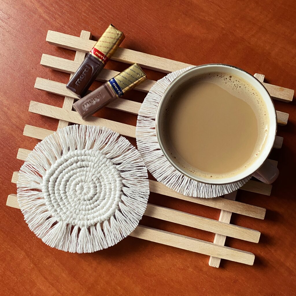 Ręcznie pleciona Makrama - podkładka pod kubek - naturalne ozdoby wnętrza dostępne w sklepie rękodzielniczym Biały Kruk