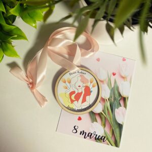 Drewniany Medal na Dzień Kobiet - ręcznie robiona naturalna ozdoba, która zaskoczy niejedną kobietę w ich dniu! - dostępne w sklepie rękodzielniczym Biały Kruk