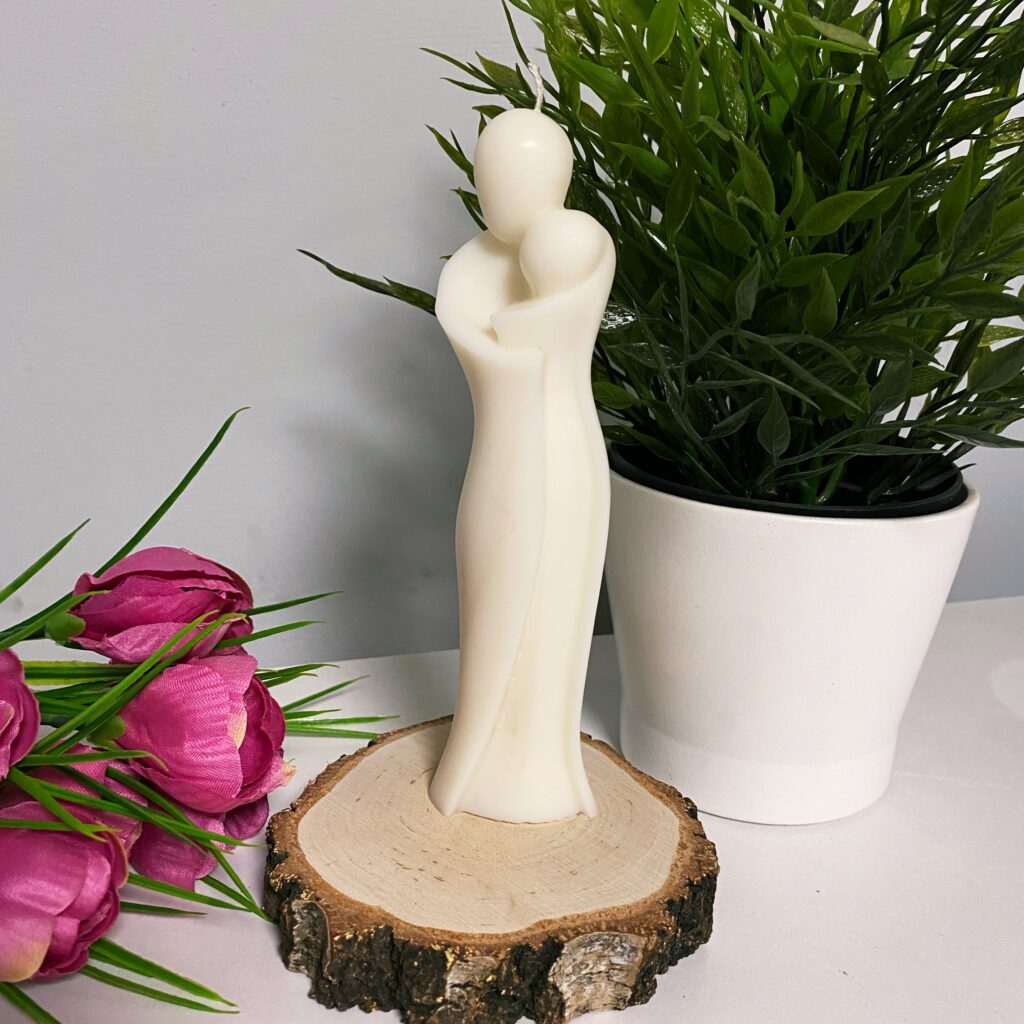 Naturalna wolnostojąca świeca dekoracyjna OPIEKA w pudełku - Ręcznie robiona i pakowana - idealny prezent na Walentynki, Dzień Mamy - dostępna w sklepie rękodzielniczym Biały Kruk