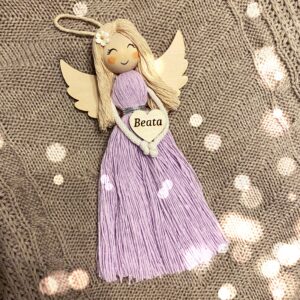 Ręcznie pleciony Personalizowany Anioł Makrama - Całkowicie naturalna zawieszka - wybierz swój kolor - dostępny w sklepie rękodzielniczym Biały Kruk