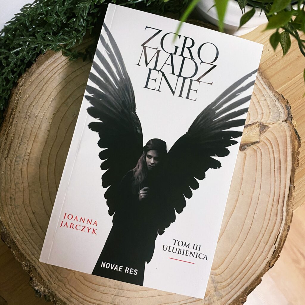 Powieść Zgromadzenie Tom III Ulubienica Joanna Jarczyk - finałowa część trylogii Zgromadzenie napisanej przez autorkę Joannę Jarczyk - książka z dedykacją w sklepie rękodzielniczym Biały Kruk