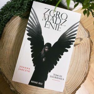 Powieść Zgromadzenie Tom III Ulubienica Joanna Jarczyk - finałowa część trylogii Zgromadzenie napisanej przez autorkę Joannę Jarczyk - książka z dedykacją w sklepie rękodzielniczym Biały Kruk