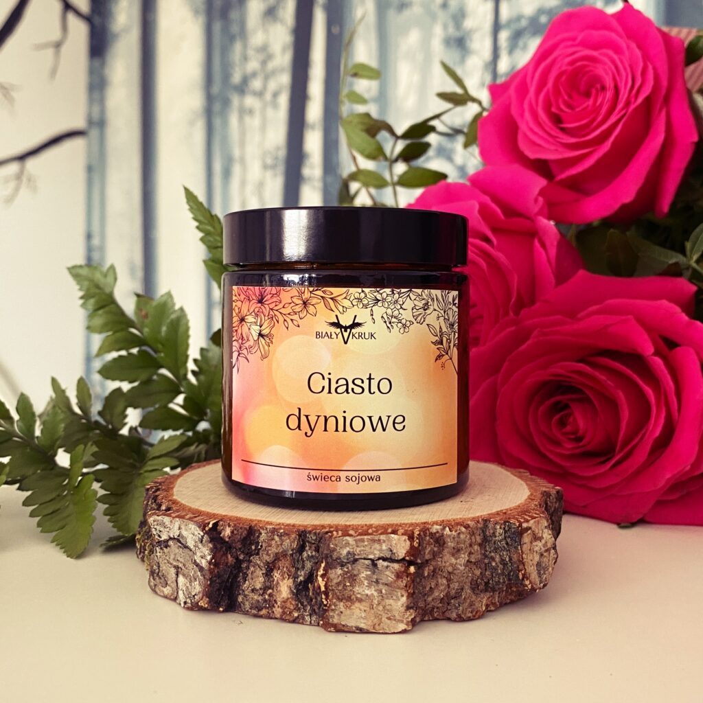 Ciasto Dyniowe – Naturalna świeca sojowa zapachowa 120ml - niesamowity zapach ciasta dyniowego kojarzącego się z jesiennymi wieczorami - dostępna w sklepie rękodzielniczym Biały Kruk