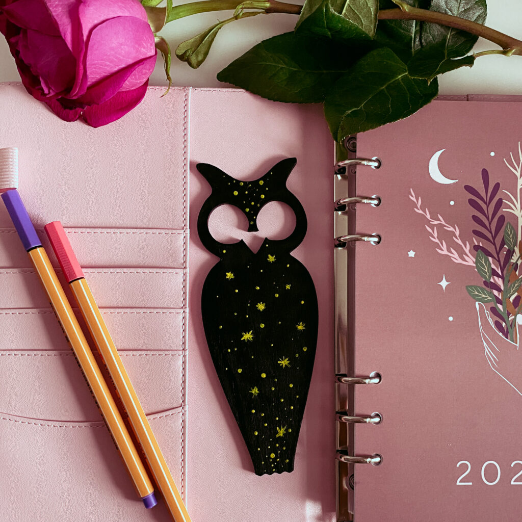 Drewniana Zakładka do książek Nocna Sowa - całkowicie ręcznie robiona, naturalna zakładka do książek dostępna w sklepie rękodzielniczym Biały Kruk