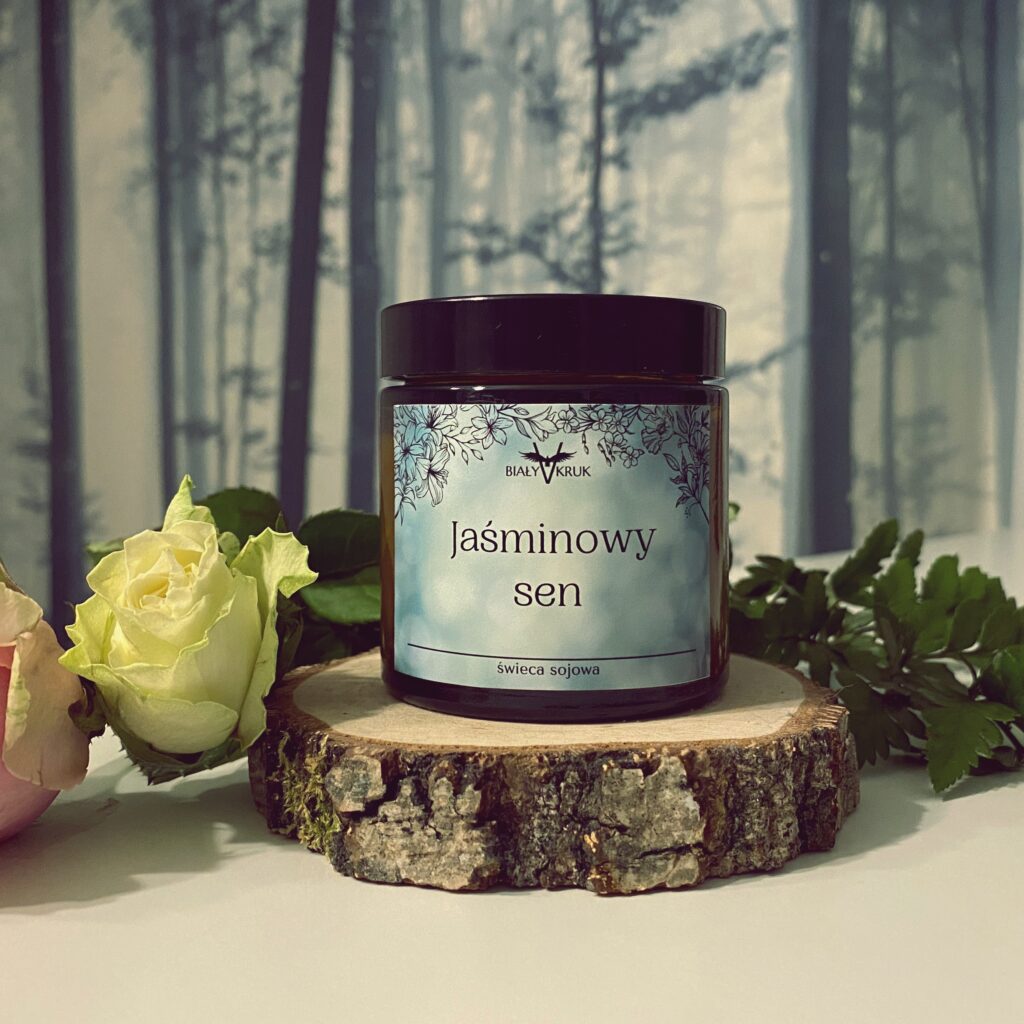 Jaśminowy sen – Naturalna świeca sojowa zapachowa o pojemności 120ml - niesamowity zapach naszej świecy sprawi, że będzie to idealny prezent aby zaskoczyć kogoś bliskiego - dostępna w sklepie rękodzielniczym Biały Kruk