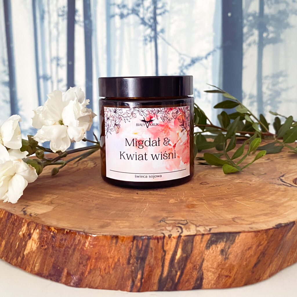 Piwonia & Piżmo – Naturalna świeca sojowa zapachowa 120ml - Obłędny zapach japońskiej wiśni zatopiony w wosku sojowym - dostępna w sklepie rękodzielniczym Biały Kruk