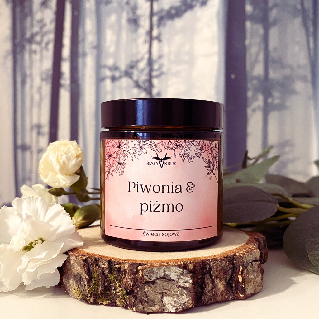 Piwonia & Piżmo – Naturalna świeca sojowa zapachowa 120ml - urokliwy zapach piwonii oraz piżma zachwyci każdego kto powącha naszą świecę! - dostępna w sklepie rękodzielniczym Biały Kruk