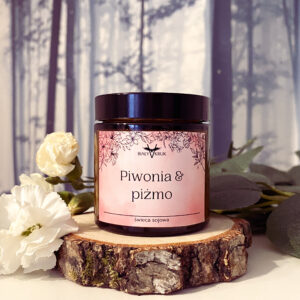 Piwonia & Piżmo – Naturalna świeca sojowa zapachowa 120ml - urokliwy zapach piwonii oraz piżma zachwyci każdego kto powącha naszą świecę! - dostępna w sklepie rękodzielniczym Biały Kruk