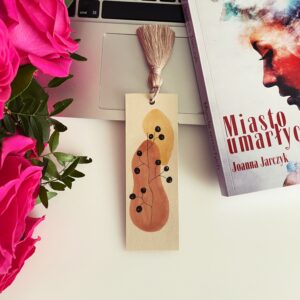 Papierowa zakładka do książek Gałązka z makramowym pomponikiem wykonanym z naturalnego bawełnianego sznurka - dostępna w sklepie rękodzielniczym Biały Kruk