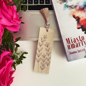 Papierowa zakładka do książek Listki I - Ręcznie robiona naturalna zakładka do książek z bawełnianym pomponikiem w stylu makramy dostępna w sklepie rękodzielniczym Biały Kruk