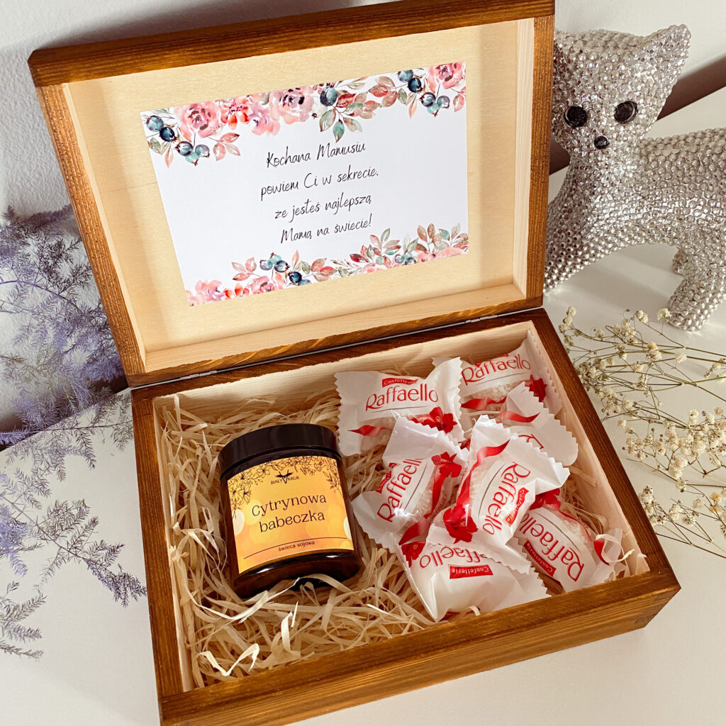 Box prezentowy na Dzień Matki z Naturalną zapachową Świecą Sojową - całkowicie ręcznie robiony produkt gotowy jako podarunek dla mamy - Na pewno ją zaskoczy! - dostępny w sklepie rękodzielniczym Biały Kruk