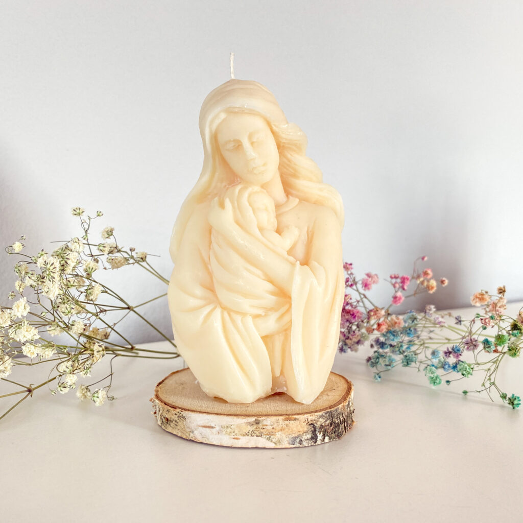 Naturalna Świeca Dekoracyjna MATKA kremowa - przepiękny prezent na Dzień Mamy lub na urodziny Mamy - całkowicie ręcznie robiona naturalna świeca z wosku palmowego dostępna w sklepie rękodzielniczym Biały Kruk