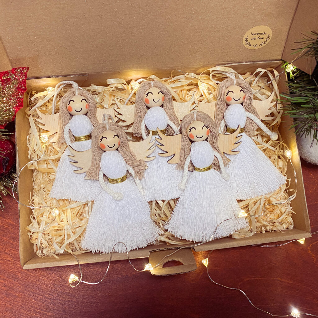 Aniołki Makrama na Choinkę z drewnianymi skrzydełkami - Zestaw 5 ozdobnych ręcznie plecionych aniołków w ozdobnym opakowaniu - dostępny w sklepie rękodzielniczym Biały Kruk