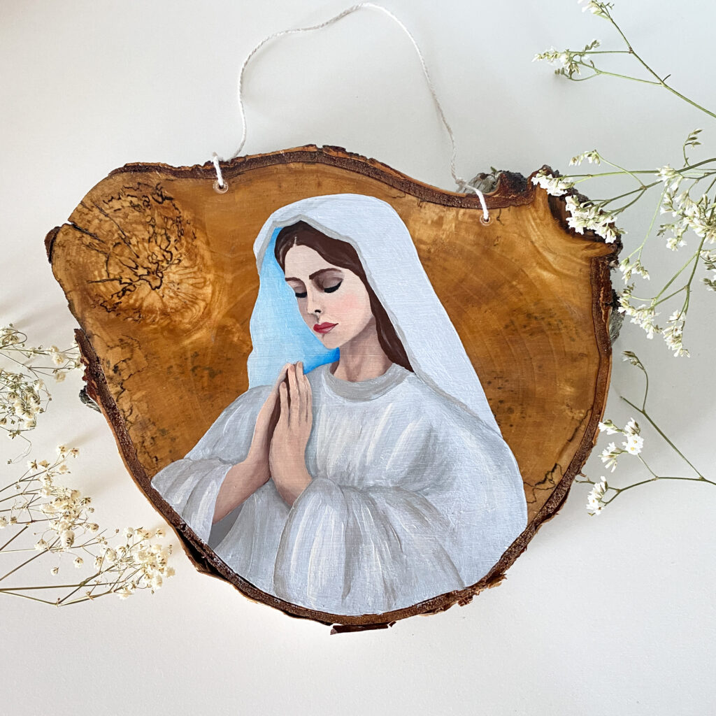 Ręcznie malowana Maryja na plastrze drewna - całkowicie naturalna, rustykalna ozdoba wnętrza - religijne obrazy i nie tylko dostępne w sklepie rękodzielniczym Biały Kruk