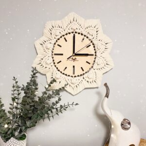 Ręcznie pleciony zegar Makrama Boho - wyjątkowy zegar naścienny wykonany w klasycznym stylu Boho - wyjątkowa ozdoba wnętrza dostępna w sklepie rękodzielniczym Biały Kruk