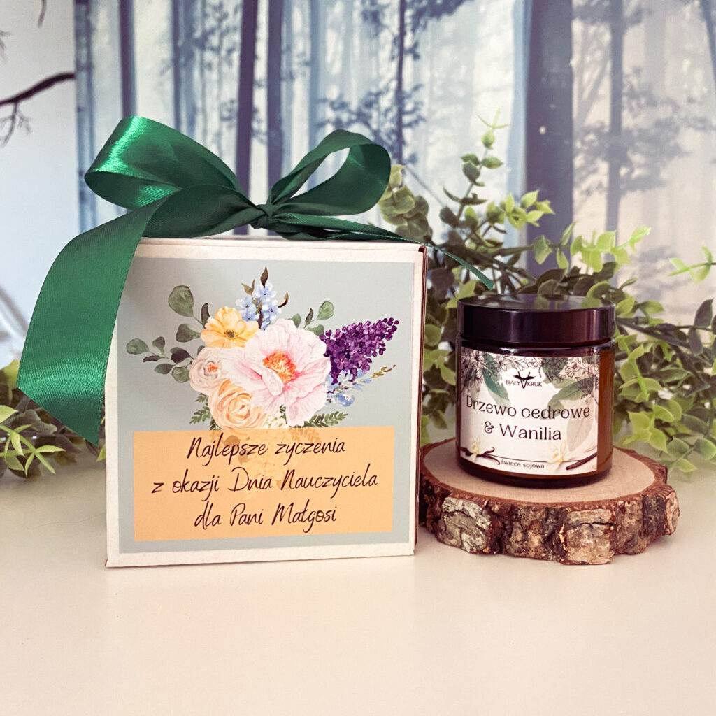 Świeca Sojowa na Dzień Nauczyciela z dedykacją personalizowany prezent specjalnie na zamówienie naturalna świeca dekoracyjna zapachowa na Dzień Nauczyciela podarunek upominek dostępny w sklepie rękodzielniczym Biały Kruk