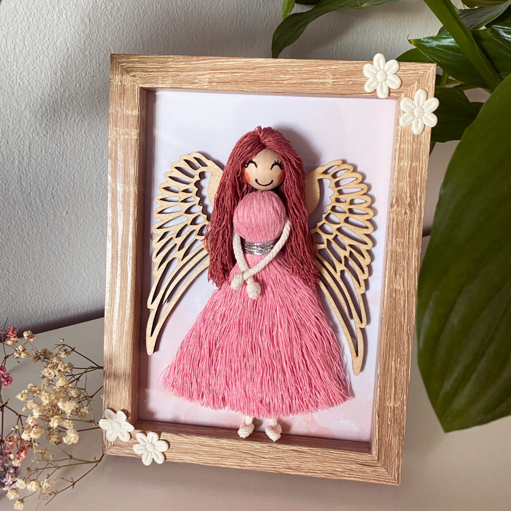 Anioł Różowy w Ramce ręcznie robiony podarunek obraz w drewnianej ramce naturalna ozdoba domu wystrój wnętrza ręcznie pleciony upominek na wszystkie okazje dostępny w sklepie rękodzielniczym Biały Kruk
