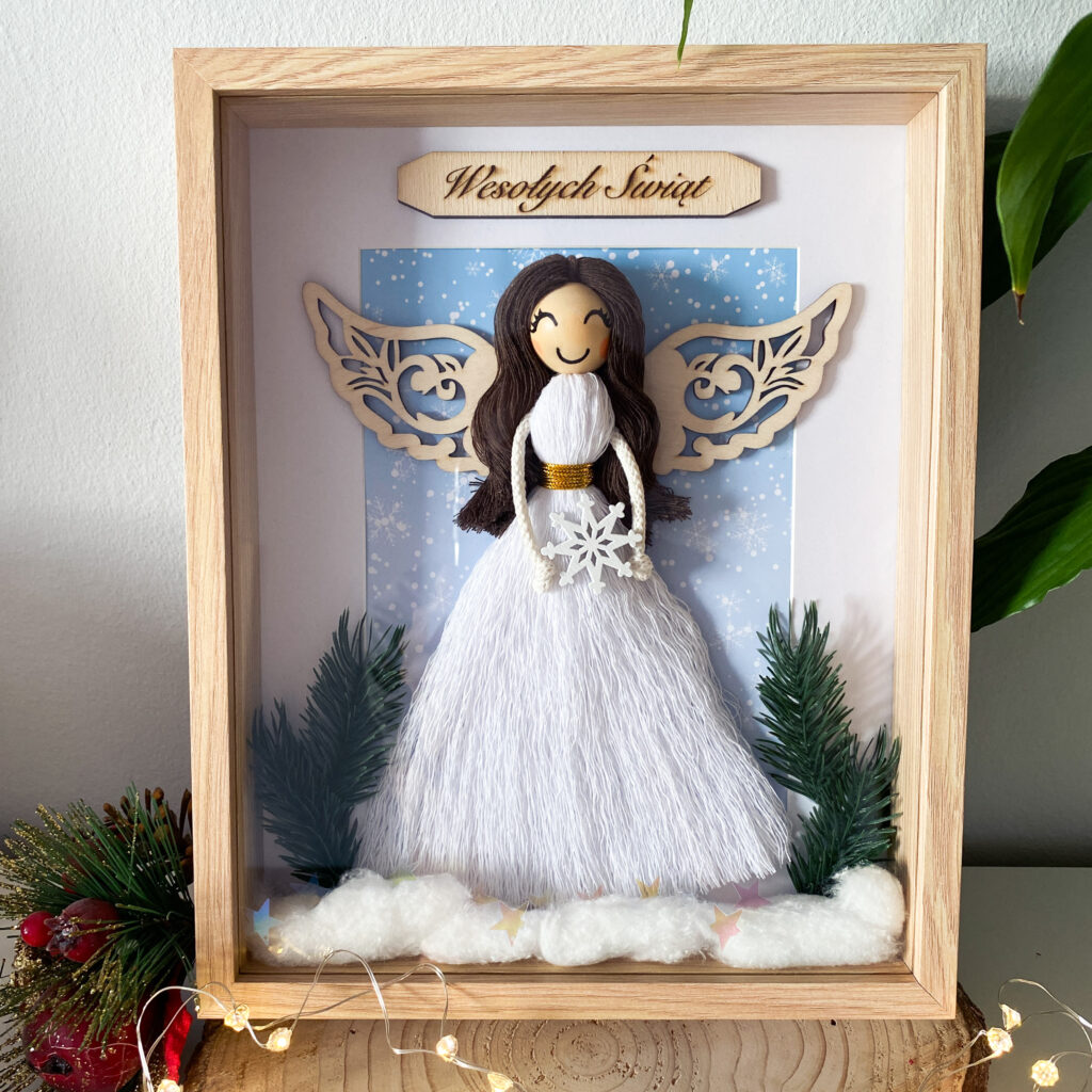 Zimowy Anioł Makrama w ramce ręcznie robiona ozdoba zimowa wystrój domu prezent podarunek upominek zimowy świąteczny bożonarodzeniowy dostępny w sklepie rękodzielniczym Biały Kruk
