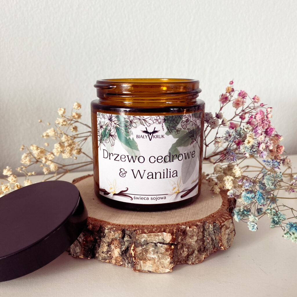 Drzewo cedrowe i Wanilia Naturalna Świeca Sojowa 120 ml ekologiczna bio podarunek prezent przepiękny zapach intensywny prezent upominek podarunek ręcznie robiona rękodzieło dostępna w sklepie rękodzielniczym Biały Kruk