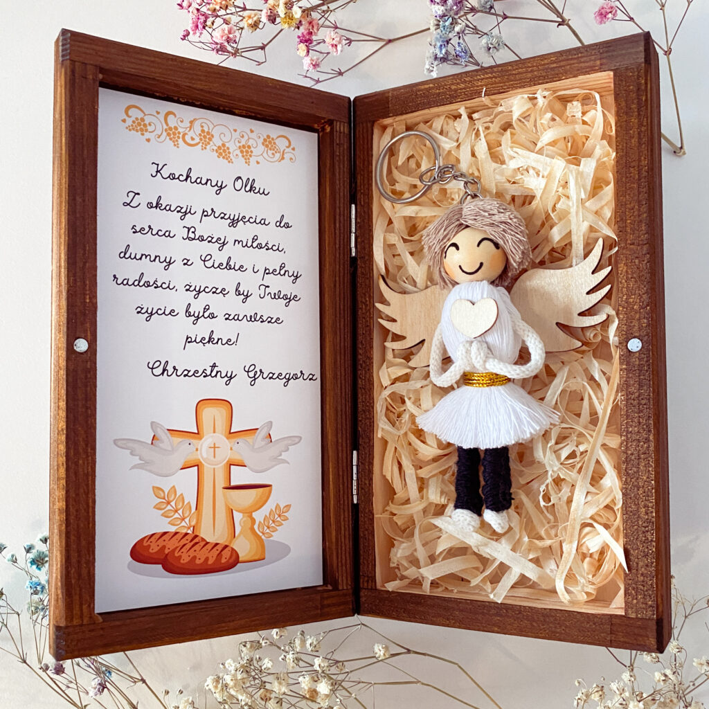 Pamiątka Pierwszej Komunii Świętej dla dziewczynki prezent podarunek upominek na komunię dla chłopca aniołek makrama ręcznie robiony pudełko ozdobne ozdoba anioł rękodzieło handmade sklep rękodzielniczy Biały Kruk