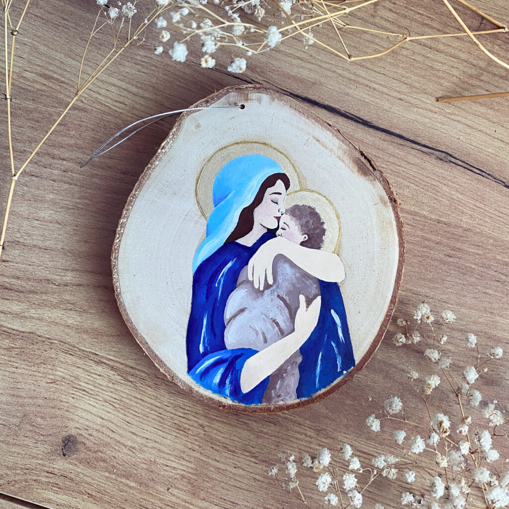 drewniana zawieszka Maryja z Dzieciątkiem Dzieciątko Jezus Matka Boża prezent religijny dekoracja religijna ręcznie malowana ozdoba rękodzieło unikalny egzemplarz malowane farbami akrylowymi naturalne piękno
